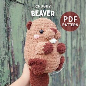 Könnte beinhalten: Ein gehäkeltes Biber-Spielzeug in verschiedenen Brauntönen, mit rundem Körper und flachem Schwanz. Der Biber hat kleine, dunkle Augen, einen weißen Zahn, und der Text "CHUBBY BEAVER" und "PDF PATTERN" sind sichtbar.