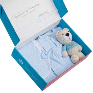 Cadeauset babyjongen: rompertje van pimakatoen, deken en gehaakte beer
