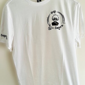 Op de afbeelding: Wit T-shirt met een zwart-witte grafische print van een personage met de tekst "Gojo Satoru".