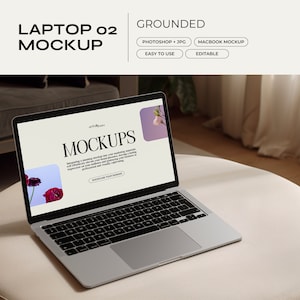 Pode incluir: Um computador portátil prateado com um fundo branco na tela. A tela exibe a palavra "Mockups" em texto preto. O laptop está sentado em um otomano branco.