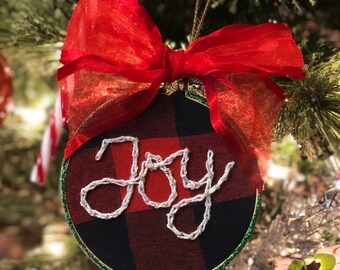 Vreugdevol geborduurd kerstornament