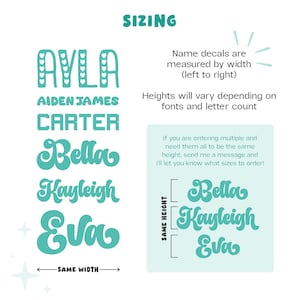 Puede incluir: Una gu&iacute;a de tallas para pegatinas con nombres en texto color cerceta. Muestra ejemplos de nombres como Ayla, Aiden James, Carter, Bella, Kayleigh y Eva en varias fuentes. El texto explica que las pegatinas se miden por su anchura.