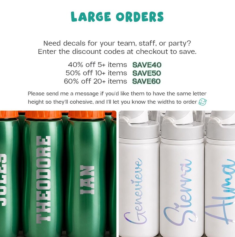 Puede incluir: Un gr&aacute;fico con el texto LARGE ORDERS, c&oacute;digos de descuento SAVE40, SAVE50 y SAVE60, e instrucciones para pegatinas. Debajo, botellas de agua verdes con tapones naranjas y botellas blancas con tapones grises, todas personalizadas con nombres.