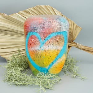 Bio-Urne Herz-Graffiti-Urne bunte Beerdigung Urne für menschliche Asche biologisch abbaubare Urne Feuerbestattung Personalisierte Urne Künstler Angepasste Einzigartige Urne