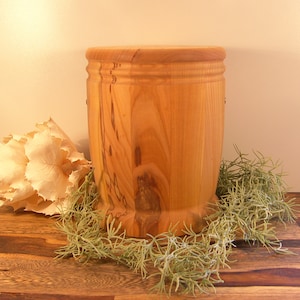 Handgefertigte Urne Aus Walnussholz - 5L Natururne Für Asche Nachhaltig & Würdevoll