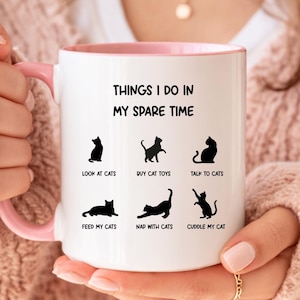 Taza divertida para amantes de los gatos, ideal para mamás de gatos: taza de café con la frase "Cosas que hago en mi tiempo libre", regalo para dueños de gatos, regalo de cumpleaños para mamás de gatos, taza con humor para amantes de las mascotas.