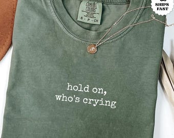 Comfort Colors® Hold On Who's Crying-shirt, shirt grappig moeder, emotioneel moedercadeau, T-shirt moederschap humor, T-shirt moeder leven cadeau!