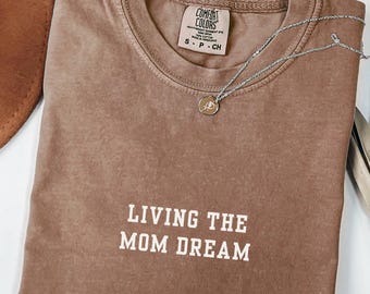 Living The Mom Dream Shirt Comfort kleuren Mom Life Tee, grappig moederschap shirt, herkenbaar moeder humor cadeau, casual moeder graphic tee
