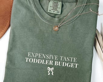 Rustig luxe moedershirt dure smaak peuter budget, grappig comfort kleuren T-shirt voor moeders, minimalistisch moederschap humor cadeau