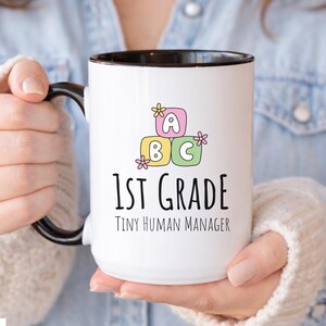 Tazza da caffè divertente per insegnanti di prima elementare, regalo per insegnanti, piccolo manager umano, tazza carina per insegnanti di prima elementare, regalo di ritorno a scuola, apprezzamento per gli insegnanti