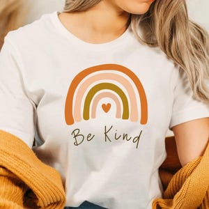 Camiseta "Seja Gentil", Camiseta da Gentileza, Camiseta Arco-Íris, Camiseta Inspiradora, Camiseta "Seja Gentil", Camiseta Estampada, Camiseta Motivacional, Camiseta com Frase, Camiseta