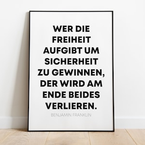 Könnte beinhalten: Ein schwarz-weiß gerahmtes Druck mit einem Zitat auf Deutsch: "Wer die Freiheit aufgibt um Sicherheit zu gewinnen, der wird am Ende beides verlieren." Das Zitat wird Benjamin Franklin zugeschrieben.