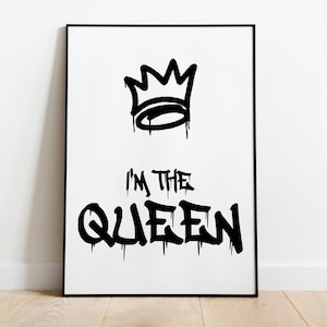Könnte beinhalten: Schwarz-weiß Druck mit einer Krone und dem Text "I'm the Queen" im Graffiti-Stil.