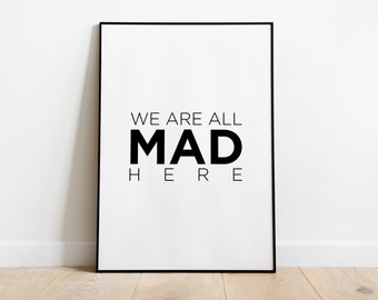 Póster tipográfico «Aquí todos estamos locos»: impresión con un eslogan divertido, decoración de pared moderna, idea de regalo, impresión artística en blanco y negro, minimalista.
