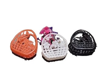 Set van 3 plastic ronde handtassen in Barbie-kloonstijl, zwart, wit en oranje, met rieten look.