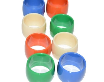 Vintage ronde servetringen van plastic, veelkleurig, retro MMC-set van 8, in opvallende kleuren.
