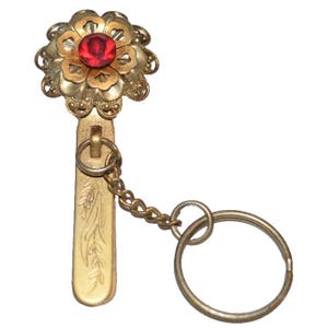 Portachiavi vintage King's Key Finder di Los Angeles con strass rosso rubino e metallo inciso.