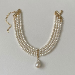 Collana girocollo con 4 fili di perle e pendente barocco, collana da sposa con perle d'acqua dolce a strati, girocollo con perle vere