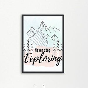 Può includere: Stampa in bianco e nero di arte di linea di montagne e alberi con uno sfondo acquerellato rosa e blu. Il testo "Never stop Exploring" è scritto in nero.