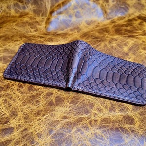 Cartera plegable de piel auténtica con relieve de pitón, 100 % hecha a mano para hombre.