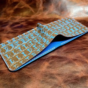 Cartera plegable de piel auténtica con relieve de cocodrilo, 100 % hecha a mano para hombre.