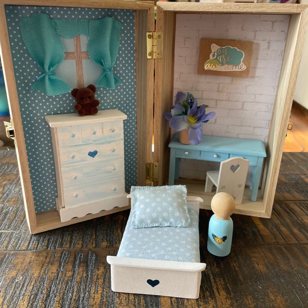 Travel dollhouse / box dollhouse / portable dollhouse / minimalist dollhouse / peg doll house / bedroom set