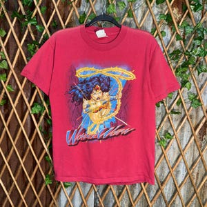 Camiseta vintage de superhéroe de la Mujer Maravilla Y2K de los años 90 de Six Flags