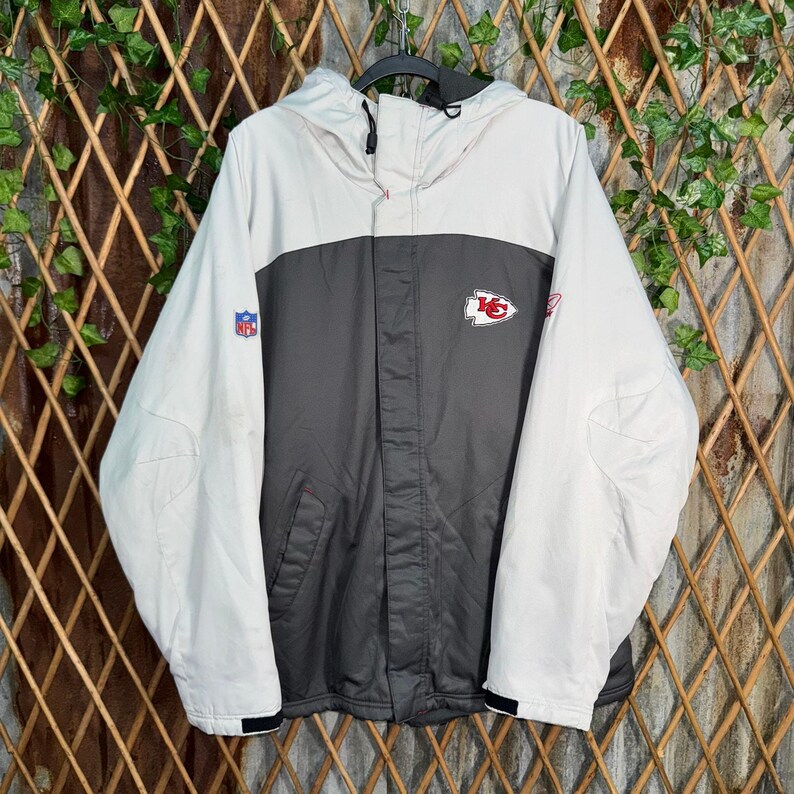 Chaqueta acolchada vintage Y2K de los Kansas City Chiefs con bordado de la NFL imagen 2