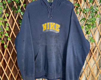 Sudadera con capucha vintage Nike de los años 2000, gris, con etiqueta desgastada y letras descoloridas.