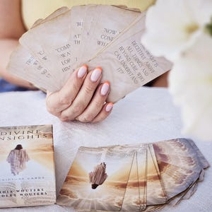 Cartões de Versículos Bíblicos – Insights Divinos Bíblicos | 77 Cartões de Escrituras para Orientação Espiritual e Encorajamento | Cartões Devocionais de Presente Cristão