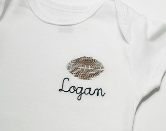 Body bébé personnalisé football de marque ONESIES®, body football bébé personnalisé, tenue football bébé brodée, cadeau pour bébé garçon