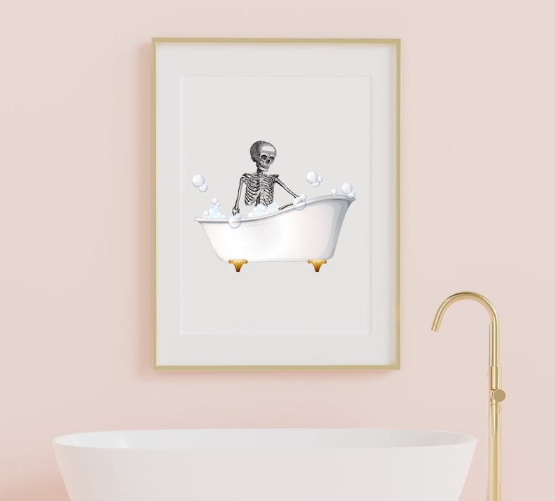 Puede incluir: Una ilustraci&oacute;n enmarcada de un esqueleto tomando un ba&ntilde;o en una ba&ntilde;era blanca con burbujas. El esqueleto est&aacute; sentado en la ba&ntilde;era con los brazos extendidos. La ba&ntilde;era tiene patas doradas.