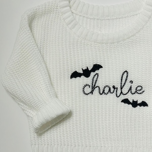 Pull d&#39;Halloween brodé pour bébé ou tout-petit, pull de bébé chauve-souris effrayant, pull personnalisé prénom de bébé, pull personnalisé