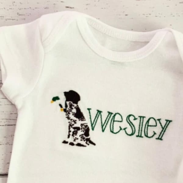 Personalized embroidered German Shorthaired Pointer bodysuit, Dog with duck bodysuit, personalized bodysuit, baby name dog bodysuit