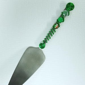 8,5" długi serwer do ciasta z koralikami, serwer do ciasta z koralikami owinięty drutem, serwer do ciasta z koralikami owinięty drutem na dzień św. Patryka, serwer do ciasta/ciasta zielony