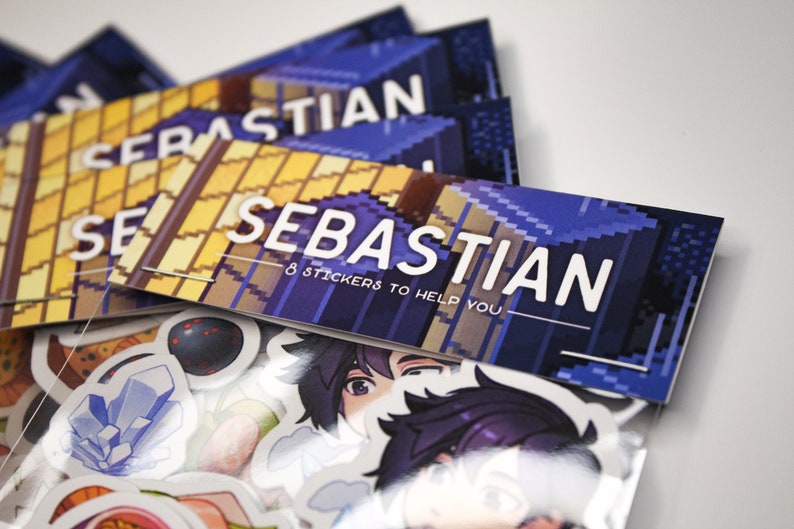 K&ouml;nnte beinhalten: Gestapelte Sticker-Packs mit dem Namen "SEBASTIAN" in wei&szlig;en Blockbuchstaben. Das Hintergrunddesign zeigt pixelartige blaue und gelbe Muster. Der Text "8 STICKERS TO HELP YOU" ist ebenfalls zu sehen.