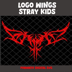 Puede incluir: Diseño de alas de estilo tribal rojo sobre un fondo negro con un patrón de cuadrícula de diamantes. El texto "LOGO WINGS STRAY KIDS" está en la parte superior y "FORMATO DIGITAL SVG" en la parte inferior.