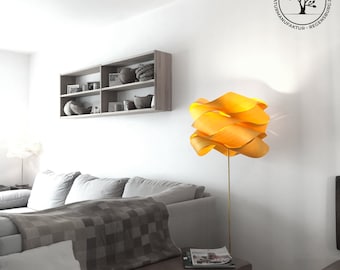 Lampada in legno Yaeko Tan realizzata in acero e rovere, lampada da terra