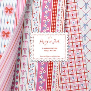 Può includere: Una collezione di cinque motivi senza cuciture nei toni del rosa, rosso e bianco. I disegni includono fiocchi, strisce, motivi floreali, quadretti e motivi a rombi con fiocchi. Il testo "Pretty in Pink" è visualizzato.