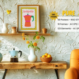 K&ouml;nnte beinhalten: Eine gerahmte Illustration einer roten und gelben Kaffeekanne mit dem Text "BUONGIORNO" in einem gelben Kreis. Die Illustration ist auf wei&szlig;em Hintergrund mit gelbem Rand. Der Rahmen ist golden und die Illustration befindet sich auf einem Regal mit einer Vase mit gelben Blumen und einem wei&szlig;en Krug.