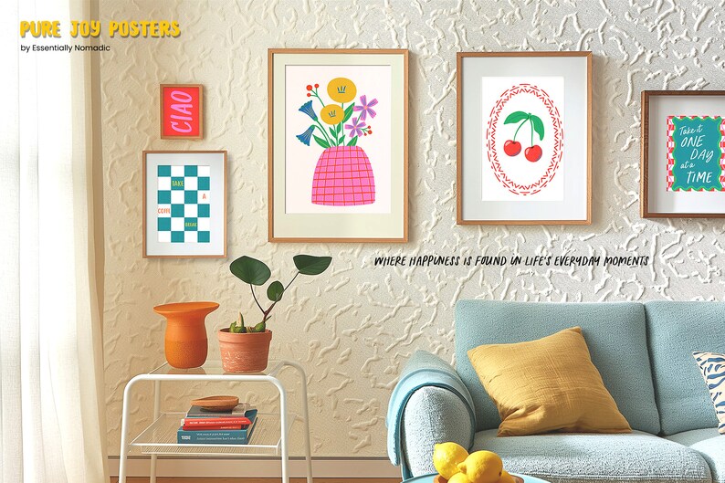 K&ouml;nnte beinhalten: Ein Satz von vier bunten Postern mit Illustrationen von Blumen, Kirschen, einem karierten Muster und dem Wort "CIAO". Die Poster sind in Holz gerahmt und an einer strukturierten Wand aufgeh&auml;ngt. Der Text "WHERE HAPPINESS IS FOUND IN LIFE'S EVERYDAY MOMENTS" steht unter den Postern.