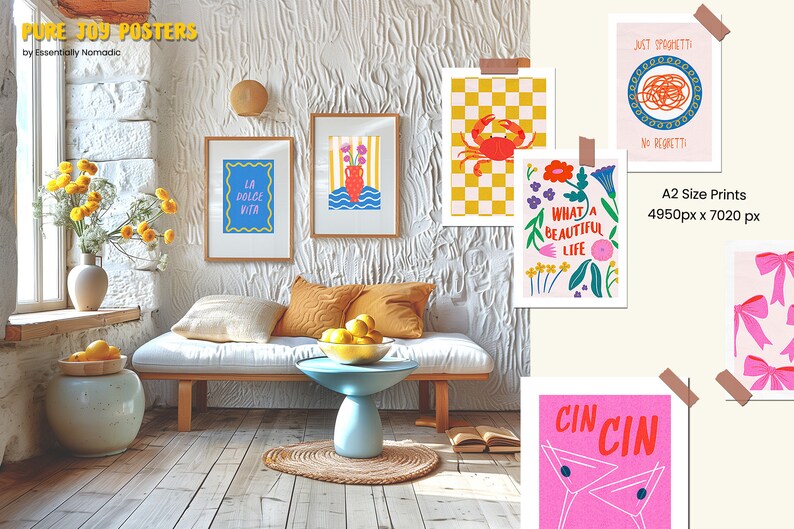 K&ouml;nnte beinhalten: Ein Satz von acht bunten Postern mit verschiedenen Designs, darunter ein Krebs auf einem gelben und wei&szlig;en karierten Hintergrund, eine Blumenvase, ein Martini-Glas und ein Teller Spaghetti. Die Poster sind gerahmt und an einer wei&szlig;en Backsteinwand in einem Wohnzimmer angebracht.