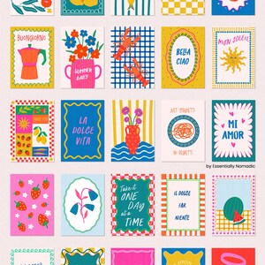K&ouml;nnte beinhalten: Ein Set aus 20 bunten illustrierten Karten mit verschiedenen italienischen und franz&ouml;sischen S&auml;tzen, darunter "Das Leben ist sch&ouml;n", "La Dolce Vita", "Mon Cherie" und "Ciao". Die Karten zeigen eine Vielzahl von Illustrationen, darunter Zitronen, Fische, Hummer, Erdbeeren und Blumen.