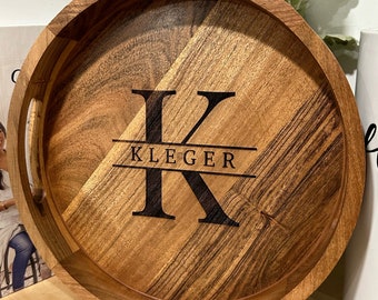 Houten ronde dienblad met handgrepen, gepersonaliseerd interieur, gepersonaliseerde housewarming-cadeaus, pasgetrouwde geschenken