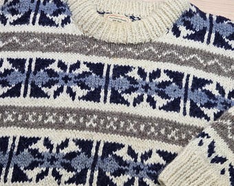 Gebreide trui met Scandinavische sneeuwvlokken, handgemaakt in Ecuador, van wol, unisex, maat M, crèmeblauw. LEES