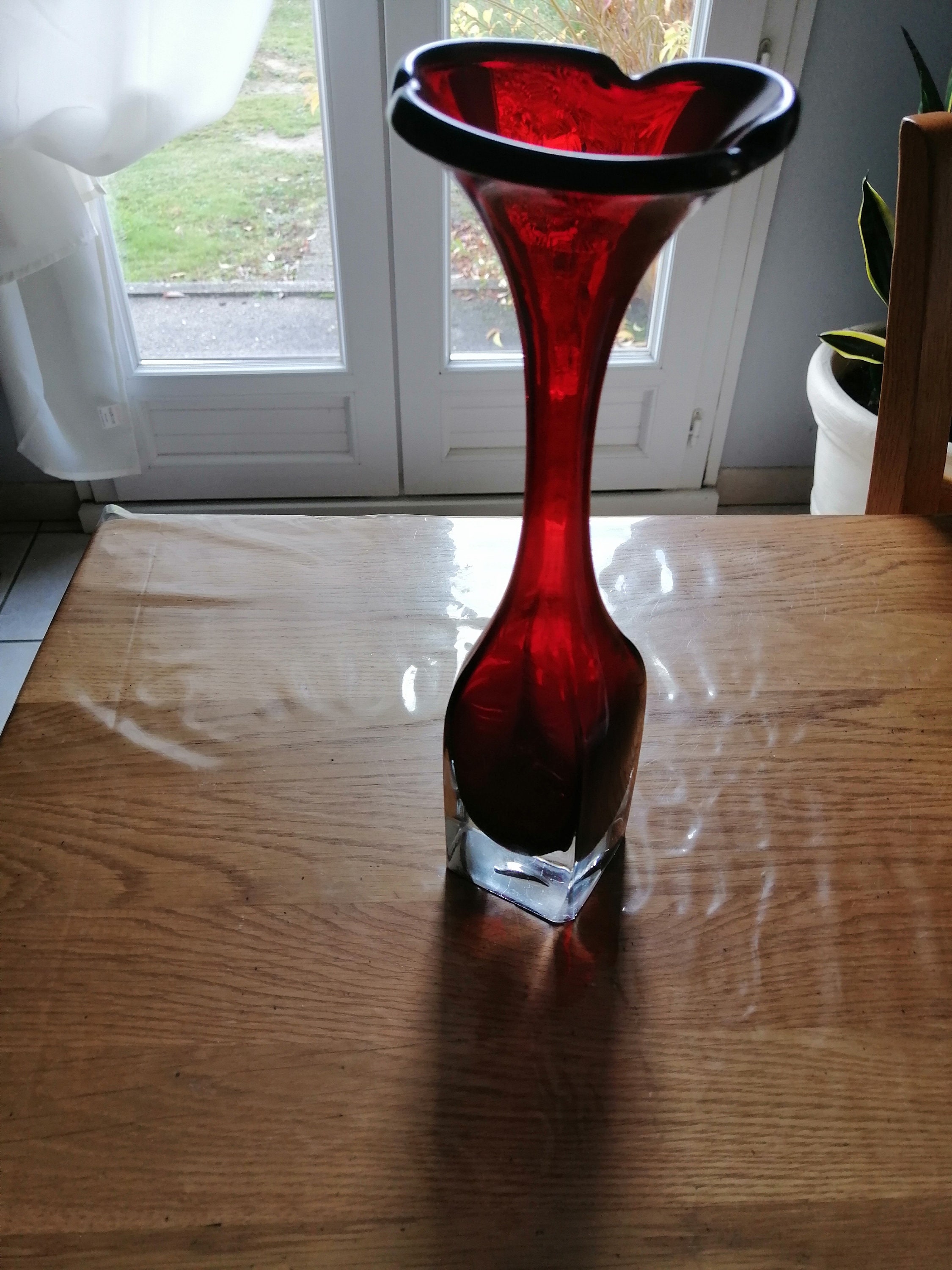 Vase artistique en verre de Murano par Carlo Moretti, rouge et blanc style années 70