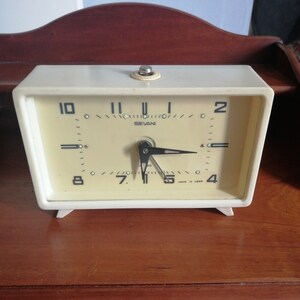 Peut inclure: Réveil blanc avec aiguilles et chiffres noirs. Le cadran de l'horloge indique "SEVANI" et "MADE IN USSR".