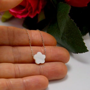 White Daisy Flower Petite Sea Shell Gemstone Necklace, Birthday Gift for Daughter, Mother of Pearl Rose Jewelry, Petite Rose Silver Necklace