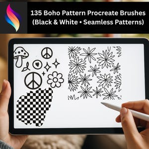 Può includere: Un tablet digitale mostra pennelli Procreate con motivi boho in bianco e nero, tra cui fiori, simboli di pace e un cuore a scacchi. Il testo in alto recita "135 Boho Pattern Procreate Brushes (Black & White • Seamless Patterns)". Una mano tiene una penna vicino allo schermo.