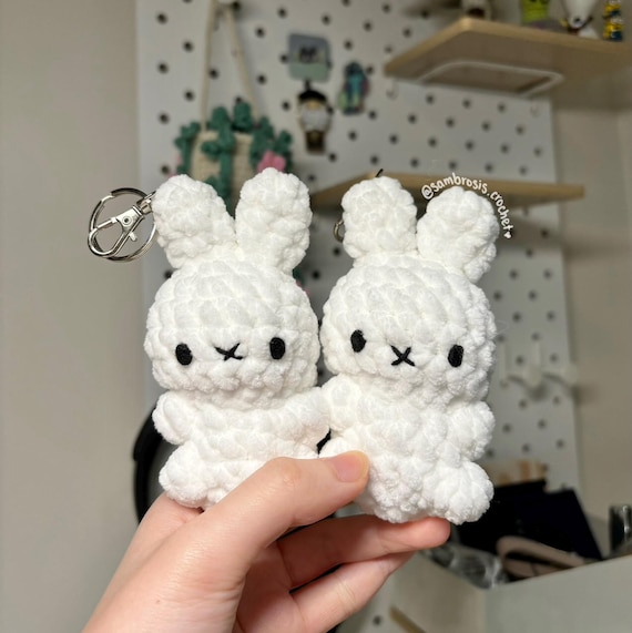 かぎ針編みの白いウサギのキーホルダー：手作りの編みぐるみぬいぐるみ